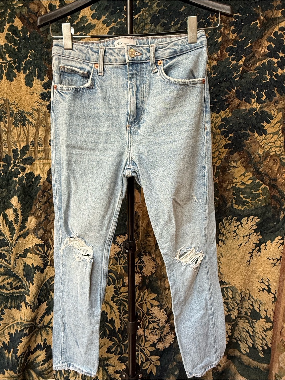 Light Wash Distressed Women’s Jeans - Zara